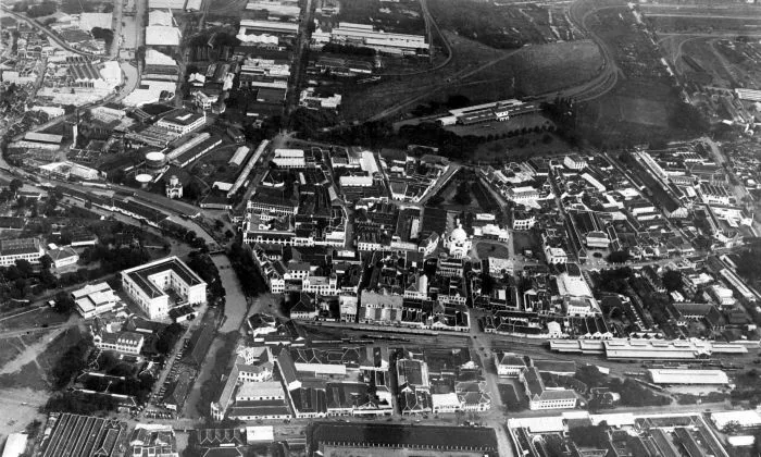 COLLECTIE_TROPENMUSEUM_Luchtfoto_van_Semarang_rechtsboven_N.I.S._station_TMnr_10014760 COLLECTIE_TROPENMUSEUM_Luchtfoto_van_Semarang_rechtsboven_N.I.S._station_TMnr_10014760